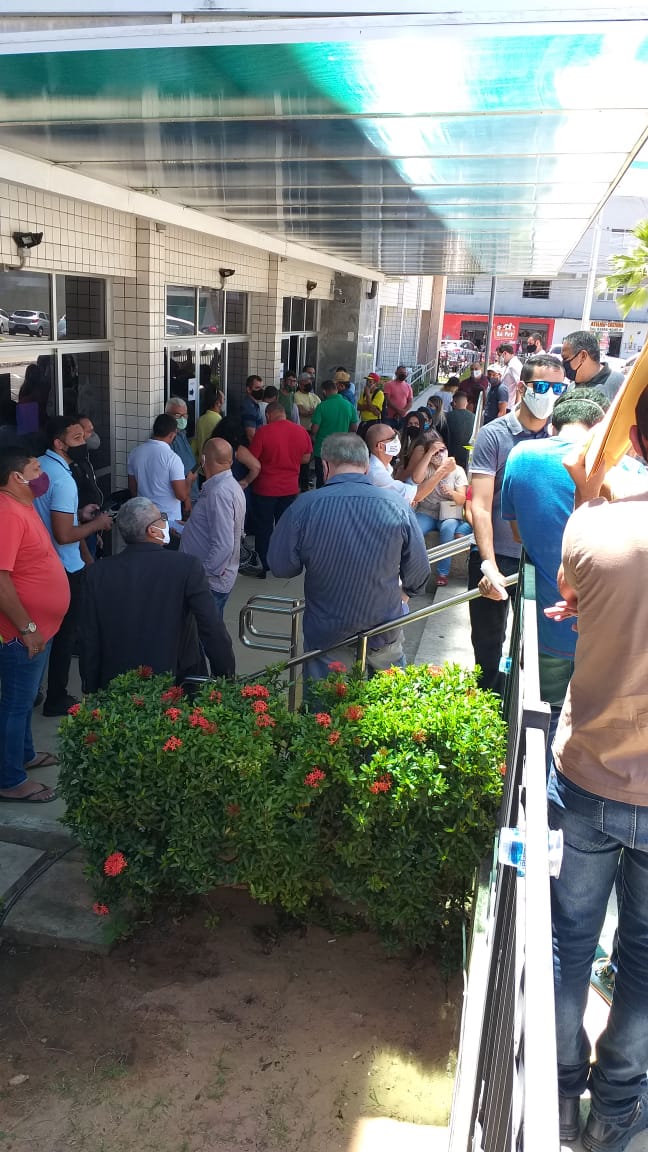 Fila na frente do Tribunal de Justiça
