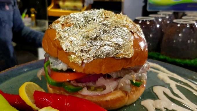 Restaurante serve sanduíche de peixe com folhas de ouro