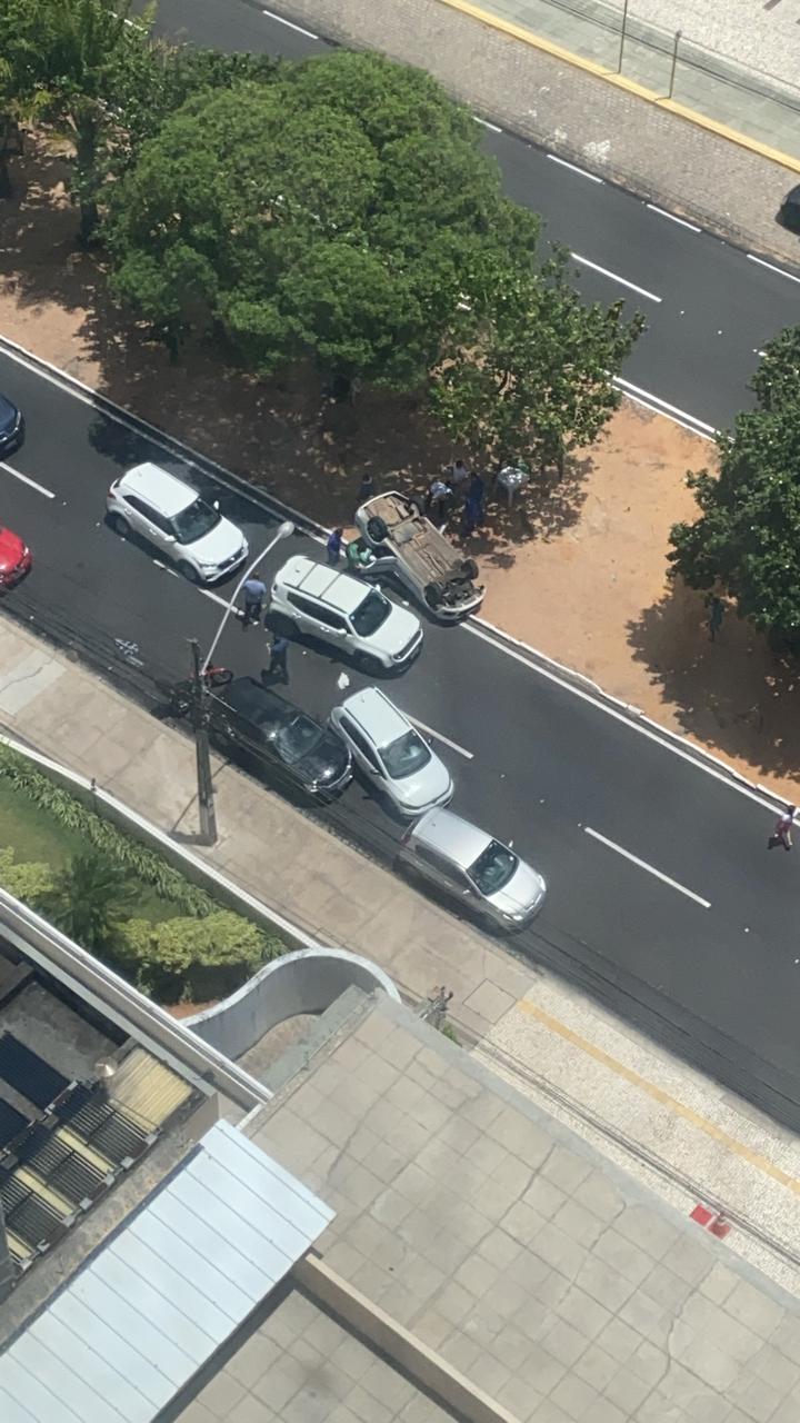 Um carro acaba de capotar em linha reta na Rui Barbosa, sentido centro/UFRN.