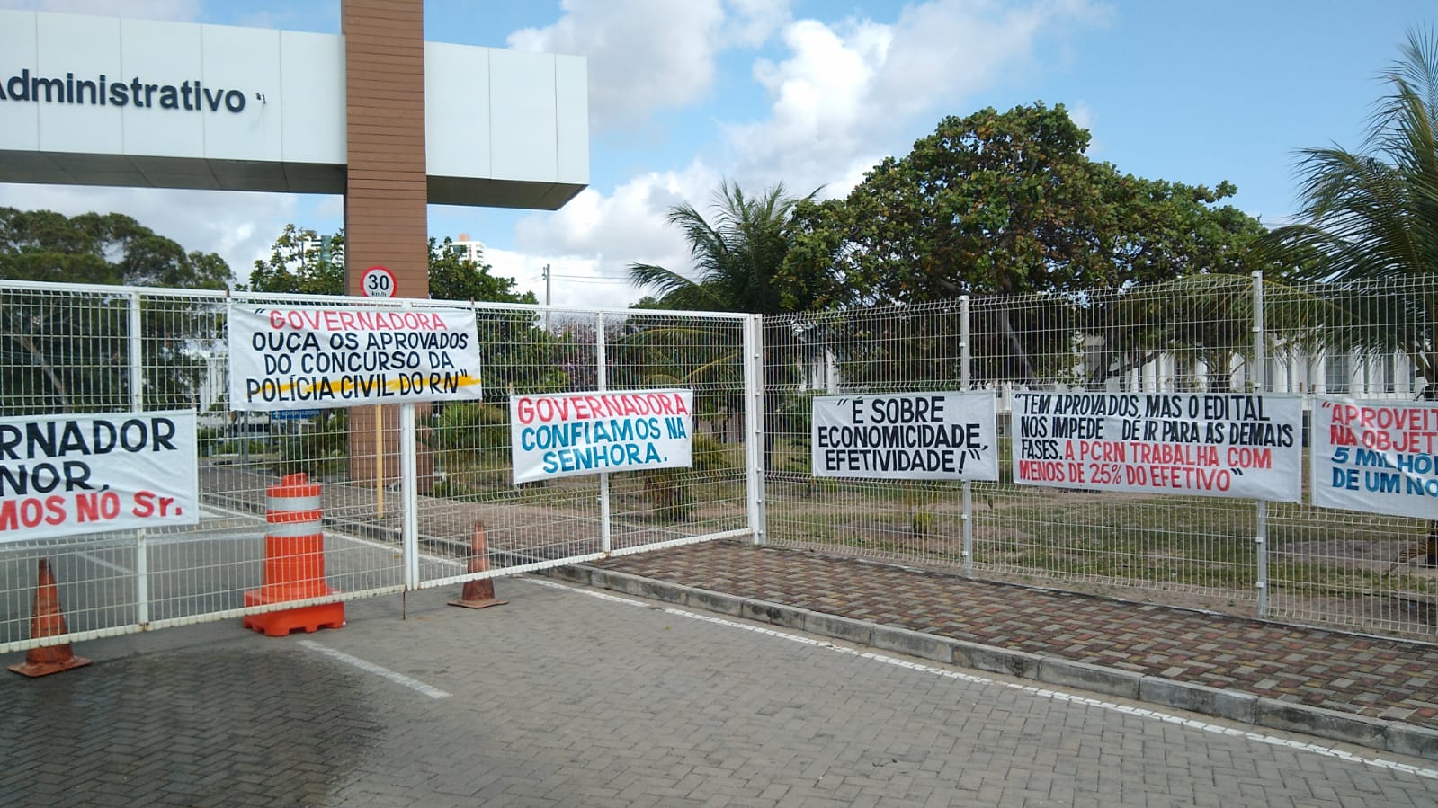Aprovados em concurso da Polícia Civil protestam e pedem 