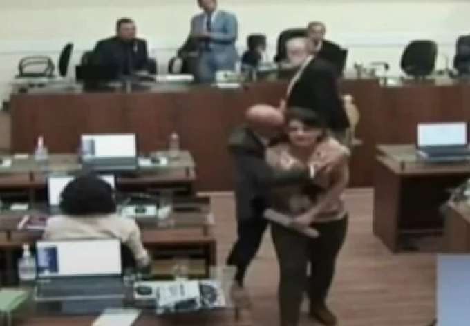 Vereador que beijou colega à força recebe apenas uma advertência
