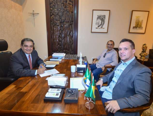 Álvaro reassume a Prefeitura
