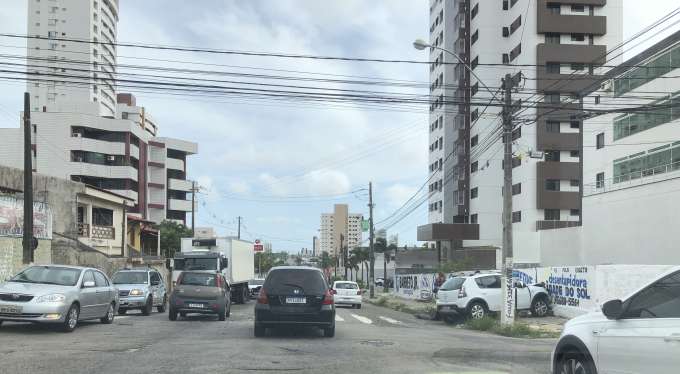 Carro bate em muro após colidir em outro veículo em Candelária