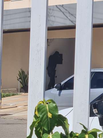 Bandido invade hotel em Capim Macio para assaltar
