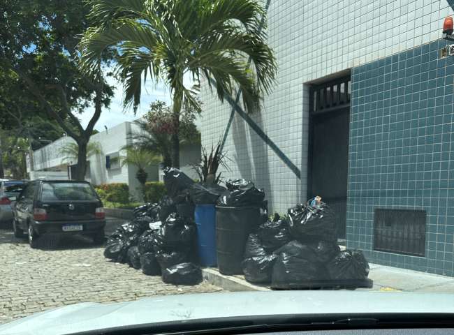 A porta do meu prédio