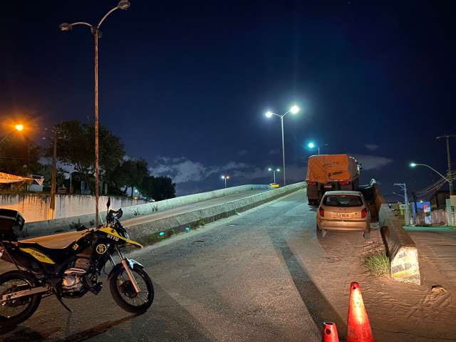 Carreta quebrada desde ontem provoca caos hoje no Viaduto da Urbana