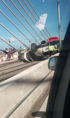 Carro capotado deixa trânsito lento na ponte Newton Navarro