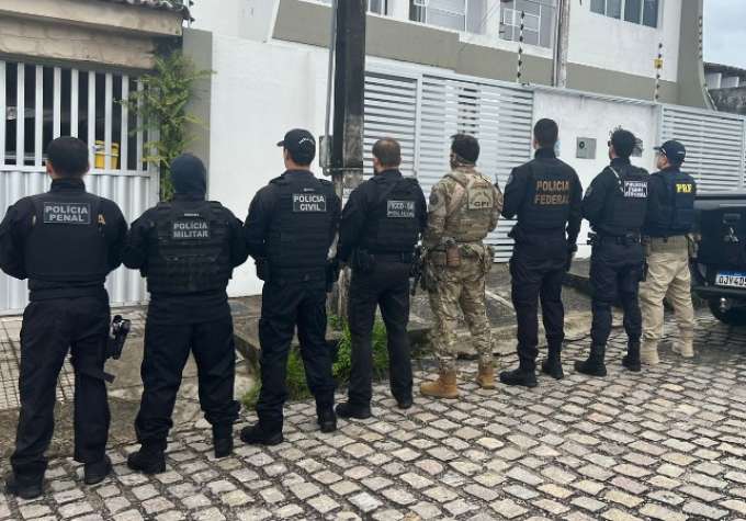 PF prende integrante de facção criminosa em casa de luxo em Natal
