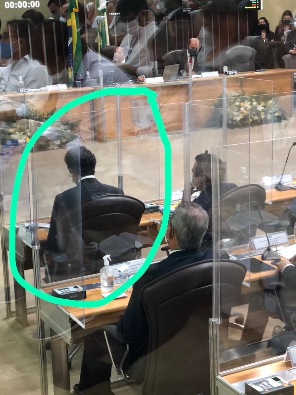 Mineiro: Adora sentar na cadeira que não é a dele