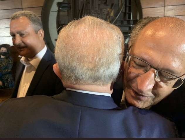 O exato momento que Alckmin abraça o lixo