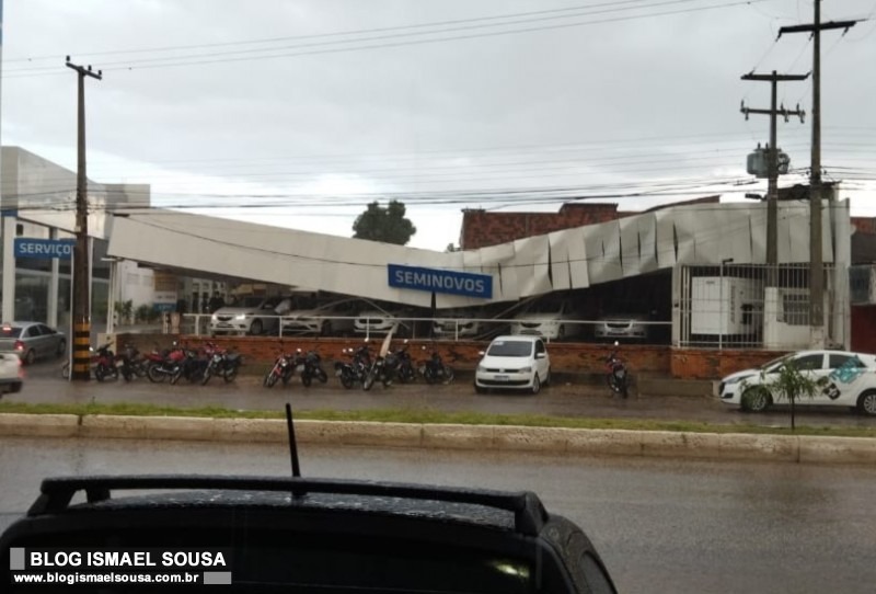 Telhado de loja de carros desaba durante a forte chuva em Mossoró