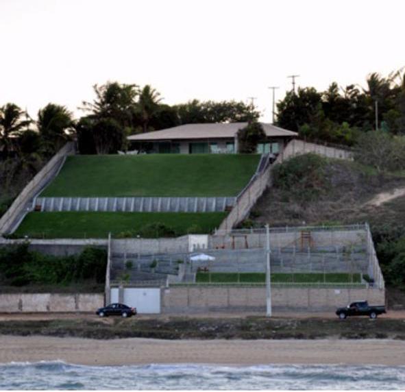 Baía Formosa: uma casa e duas histórias, Ítalo Ferreira e Carla Ubarana 