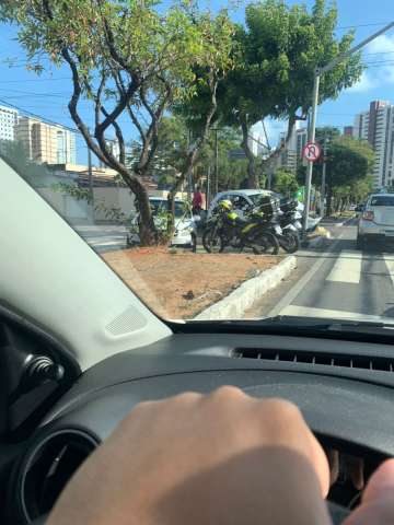Motorista perde controle, bate em outro carro, sobe canteiro e atinge semáforo em Petrópolis