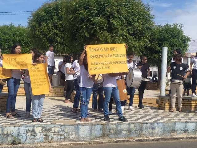 Alunos de escola estadual protestam contra falta de compromisso da professora Fátima