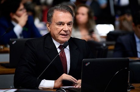 Grupo de senadores cobra Maia por votação da PEC do foro especial