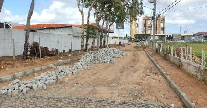 Moradores comemoram novas ruas pavimentadas no Conjunto Pirangi