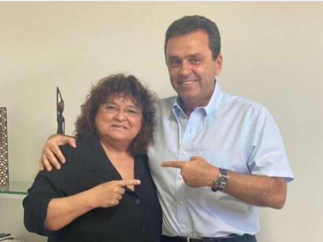 Agora vai: Carlos Eduardo recebe apoio da Dickson menos famosa