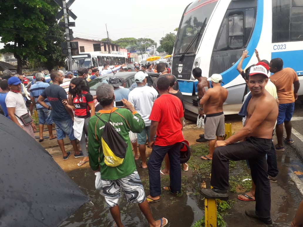 Colisão entre trem e carro causa pânico na zona Norte
