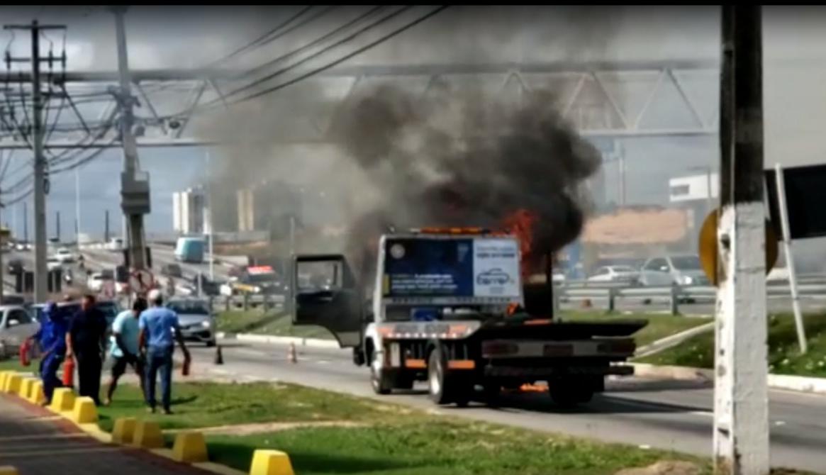 Duplo prejuízo: Caminhão pega fogo na BR 101 e ainda é multado por estacionar na contramão