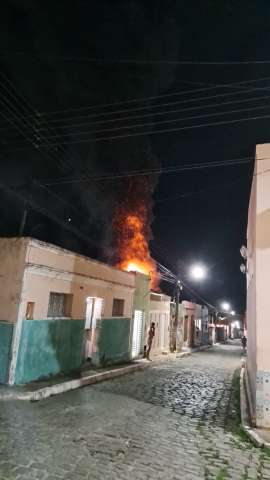 Noite de terror: incêndio na garagem da prefeitura de Ceará-Mirim e Policial Penal baleado