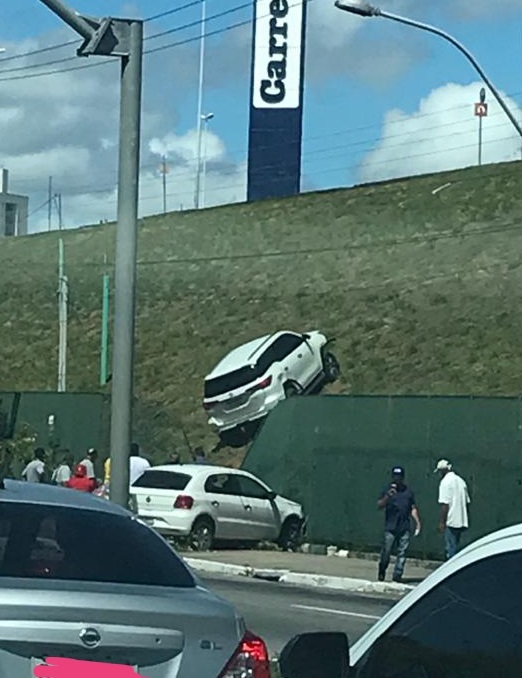Bagunça na BR: Carro no gramado do Carrefour, engavetamento, acidente com moto e ainda treinamento de escolta