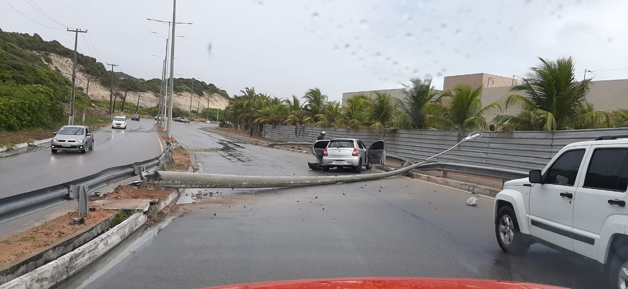 [VÍDEO] Mais um acidente na Via Costeira: Carro derruba poste