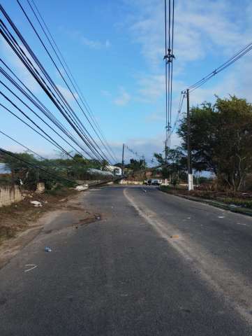 Poste cai após carro bater e interdita rua no Planalto