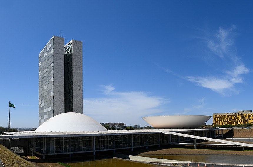 Adiada votação de proposta que permite empresas mudarem regime tributário na pandemia
