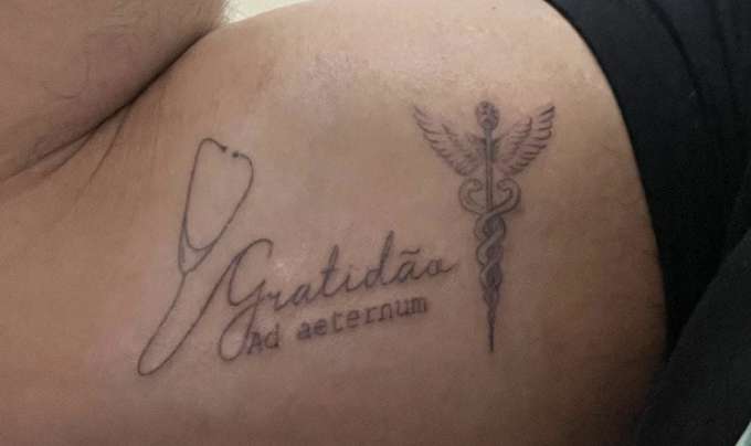 Amo minha terra: Médico de Mossoró tatua símbolo errado