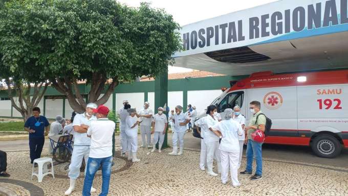 Em Mossoró, terceirizados do Hospital Tarcísio Maia paralisam serviços e cobram pagamentos ao Governo