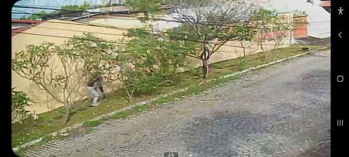 [VÍDEO] Jovem cai ao ser assaltada por bandidos em Cidade Jardim