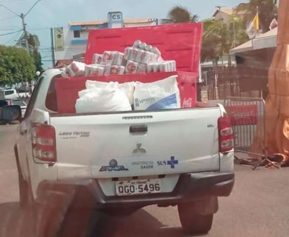 Denúncia: Carro da Saúde de Touros transportando cerveja e gelo