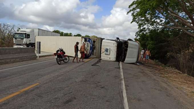 [FOTO] Carreta tomba e fica atravessada na Reta Tabajara