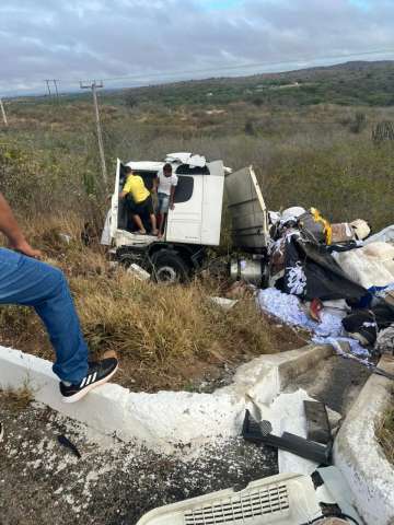 Carreta tomba e deixa quatro feridos na BR-226