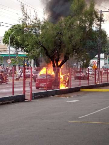[VIDEO] Urgente: Carro pega fogo em frente ao Maxxi, em Natal