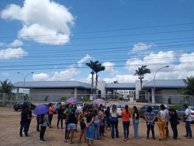 Vergonha: Funcionários com salários atrasados protestam na frente da Coteminas