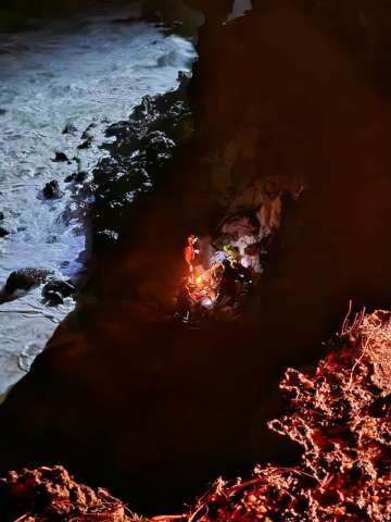 Bombeiros resgatam mulher que caiu nas falésias de Pipa