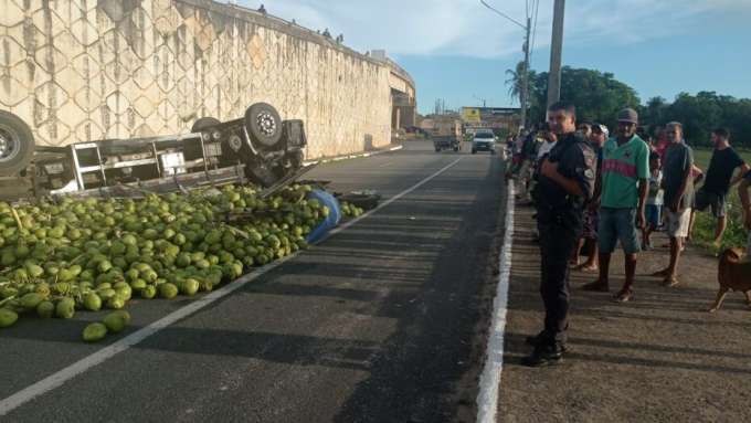 Caminhão cai de viaduto e espalha carga de cocos na BR-101