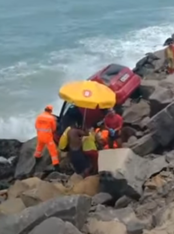 [VIDEO] Carro cai na Ponta do Morcego e fica preso nas pedras