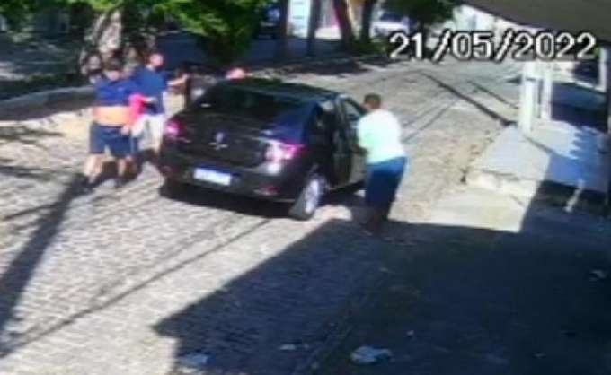 [VÍDEO] Motorista por aplicativo tem carro roubado no Alecrim