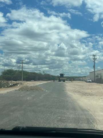 Enquanto Fátima promete, moradores resolvem tapar buracos nas estradas do RN