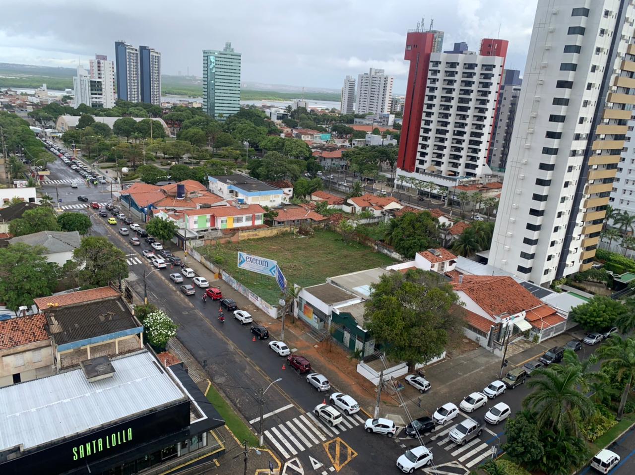 Dia começa com filas nos pontos de vacinação