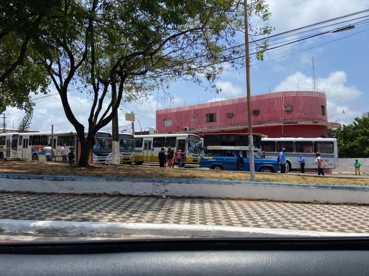 Motoristas de ônibus fazem paralisação em frente ao sindicato