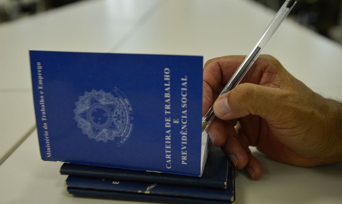 População ocupada cresceu 2,5% no ano passado, mostra IBGE