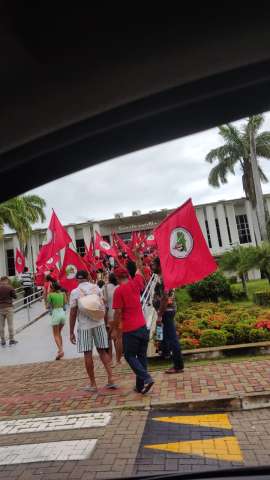 [VÍDEO] MST de Isolda e Natália faz protesto em frente à governadoria