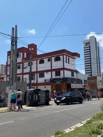 Colisão entre veículos termina com um deles capotado em Morro Branco