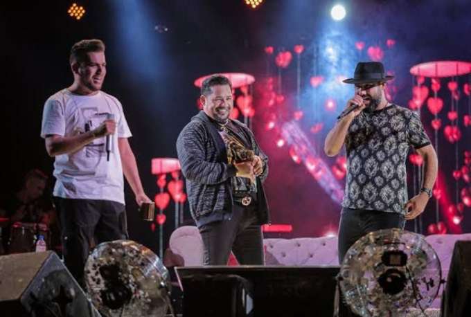 Projeto À Vontade, Nadson Ferinha e Ferro na Boneca levam muito forró e arrocha ao Terreiro da Vila na véspera de feriado