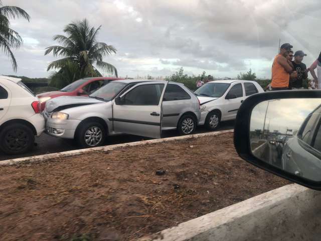 Engavetamento de 8 carros deixa trânsito lento na Ponte de Igapó