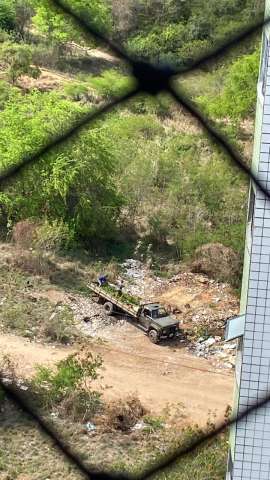 Lixão toma conta de terreno no final da Avenida Jaguarari
