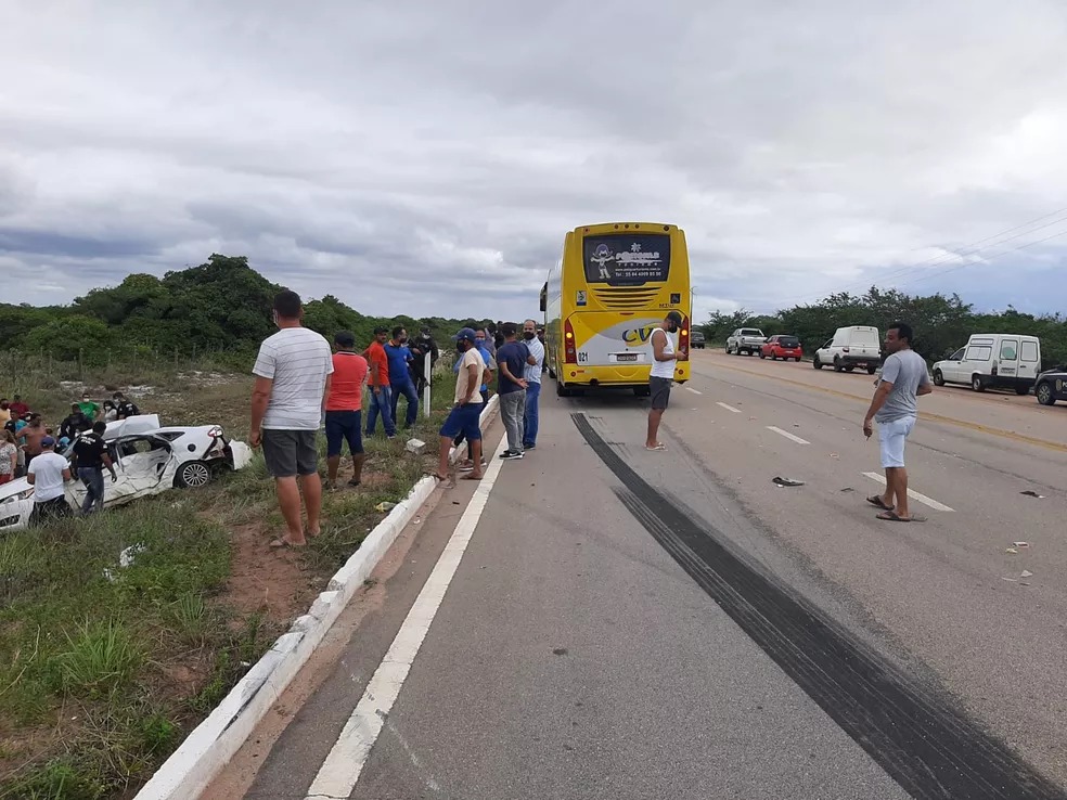 Casal morre e crianças ficam feridas após colisão de carro e ônibus na BR-101